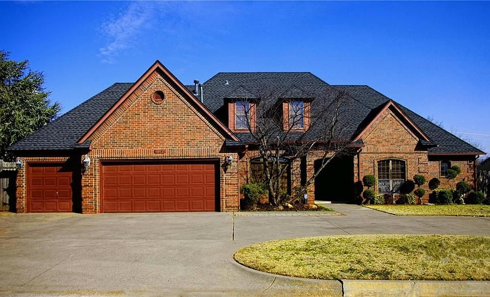 Great Curb Appeal w/ Circle Drive