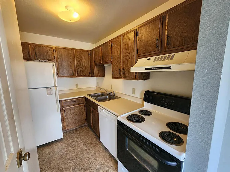 2002 Reynolds St #B2-G — Photo 6