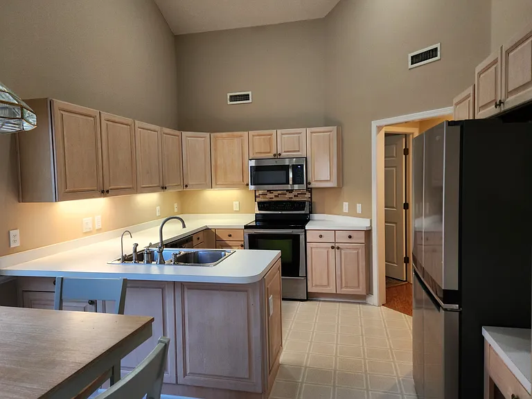 9398 Pinckney Ln — Photo 7