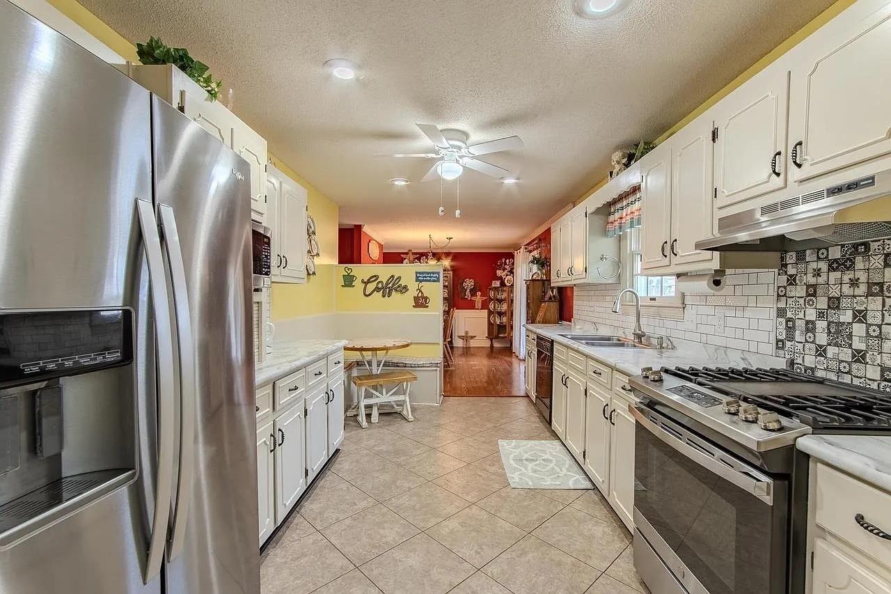 3 bed, 3.0 bath, 2365 sqft, $1,050 — Photo 4