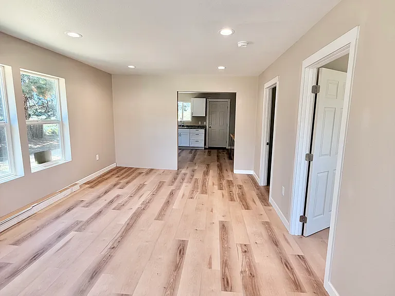 426 S 1st Ave — Photo 2