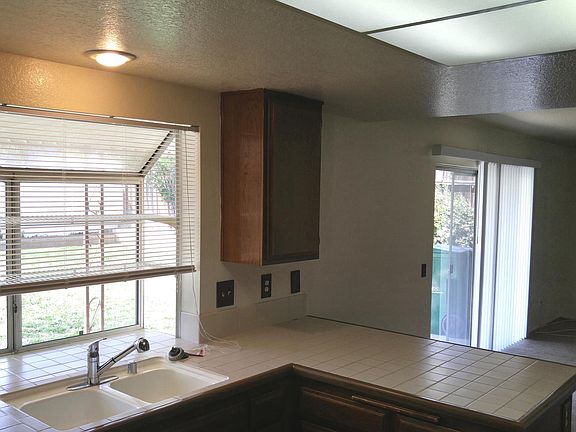 3rd image of 12561 Willow Tree Ave