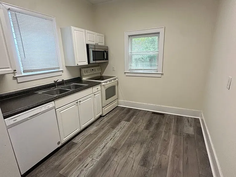718 Queen St — Photo 19