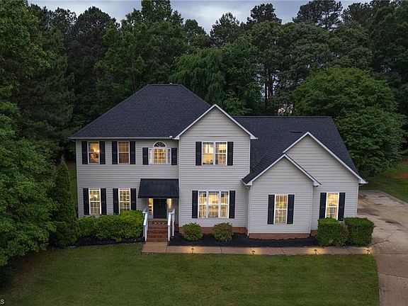 3rd image of 395 Bonaventure Dr