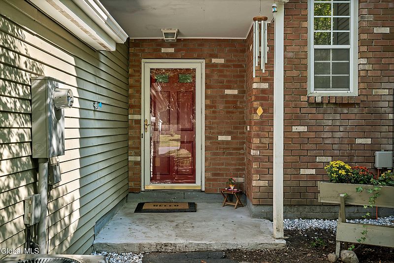 5th image of 28 Willard Drive