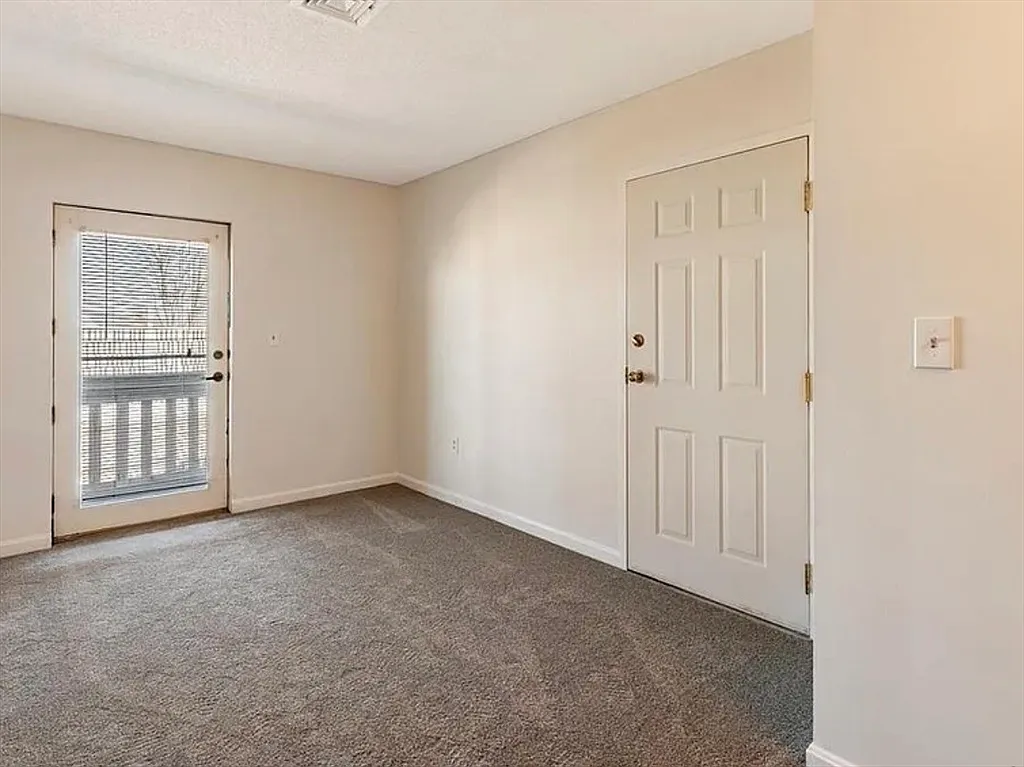 3 bed, 2.0 bath, 1200 sqft, $4,200 — Photo 4