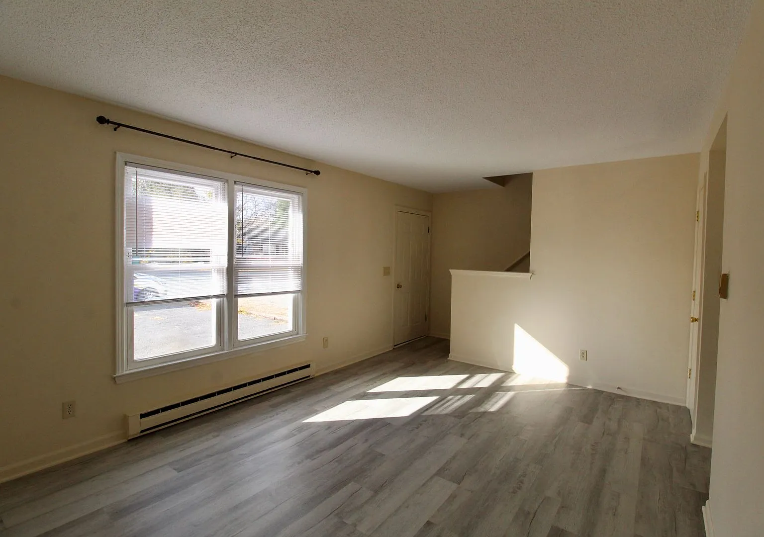 3 bedroom townhome in Timberville. Great backyard and conveniently located. — Photo 4