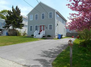 19 Reservoir Rd, Middletown, RI 02842