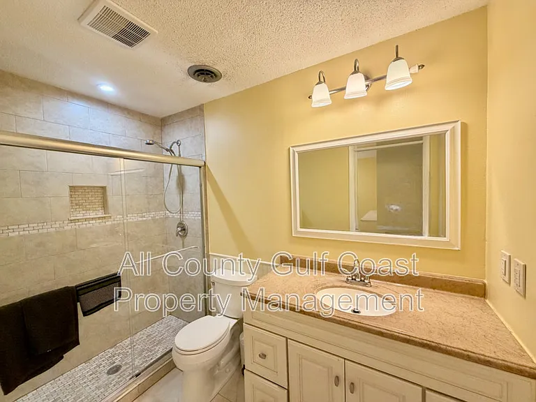 325 Englewood Isles Pkwy — Photo 9