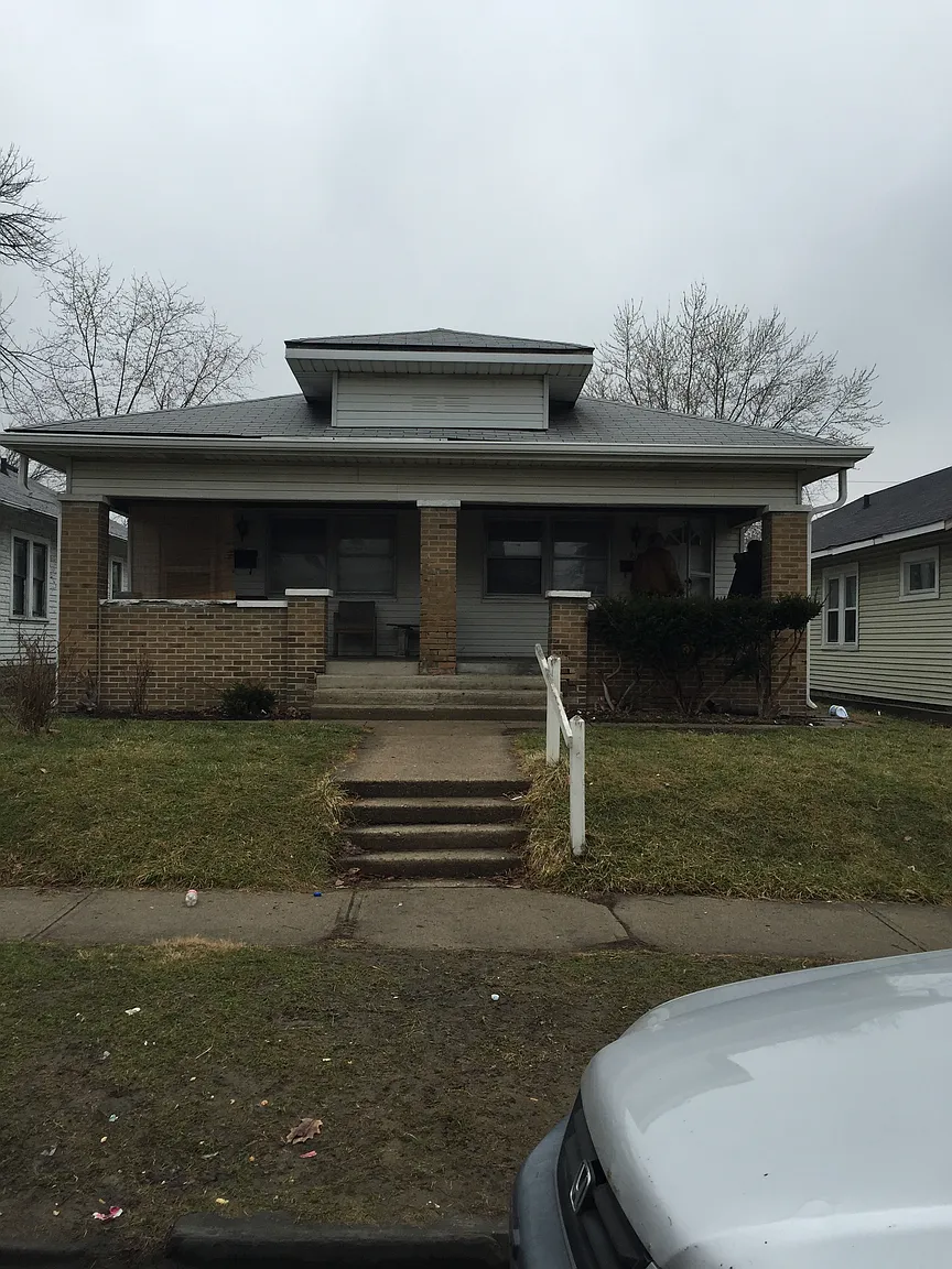 916 N Gladstone Ave photo 1