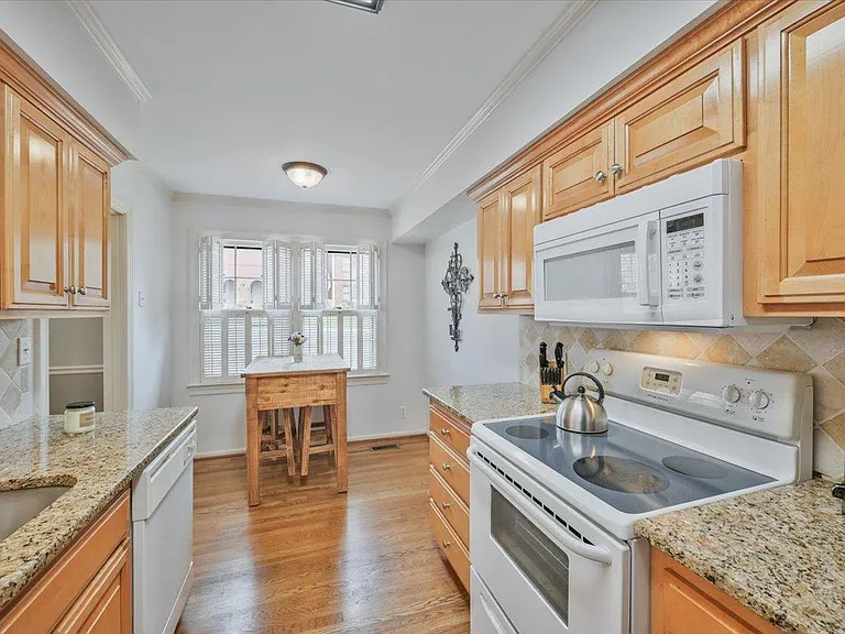 206 Westchase Dr — Photo 10