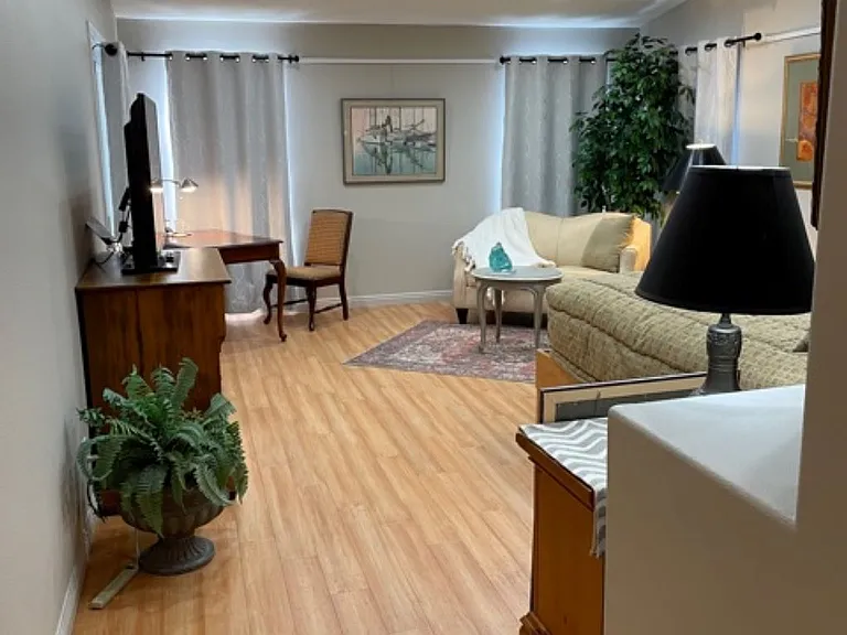 Sitting area, desk, high ceilings, TV, dresser,king bed, original artwork, bamboo floors
black out curtains, very bright with 5 windows, door to bac kyard and patio, ceiling fan, overhead lights on dimmer