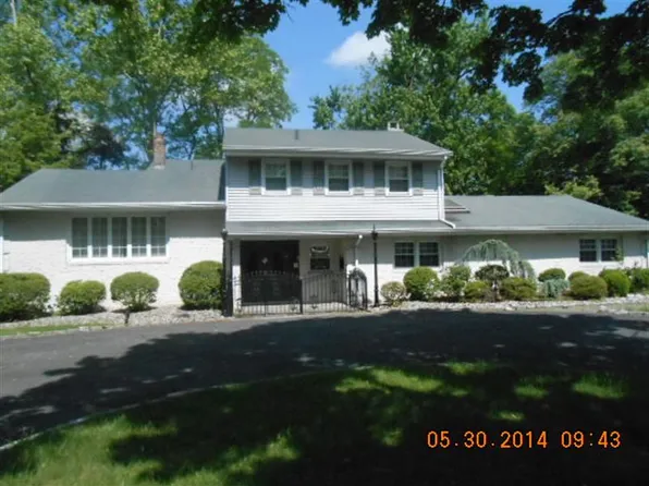 9 Schwin Dr, Clark, NJ 07066