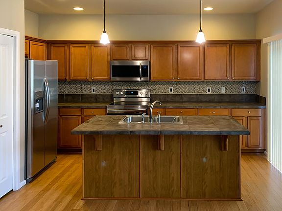 Large Kitchen w/ Tile Counters, New Appliances and Island