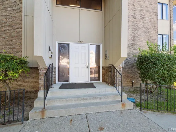 30535 W Forteen Mile Rd S #16, Farmington, MI 48334