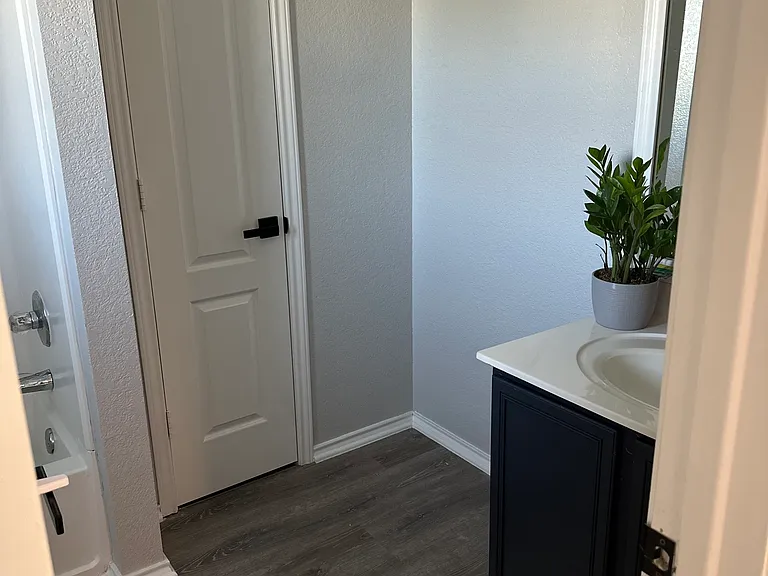 162 Hampton Cv — Photo 22