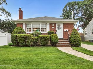 228 McKinley St, Massapequa Park, NY 11762