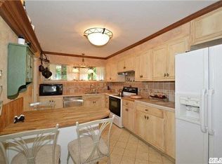 310 Motts Cove Rd S, Roslyn, NY 11576