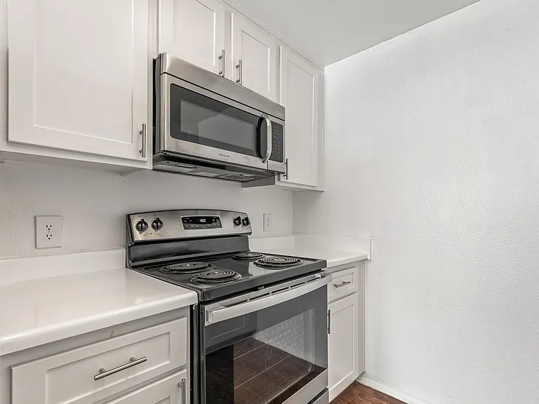 Monrovia Villas Apartments — Photo 15