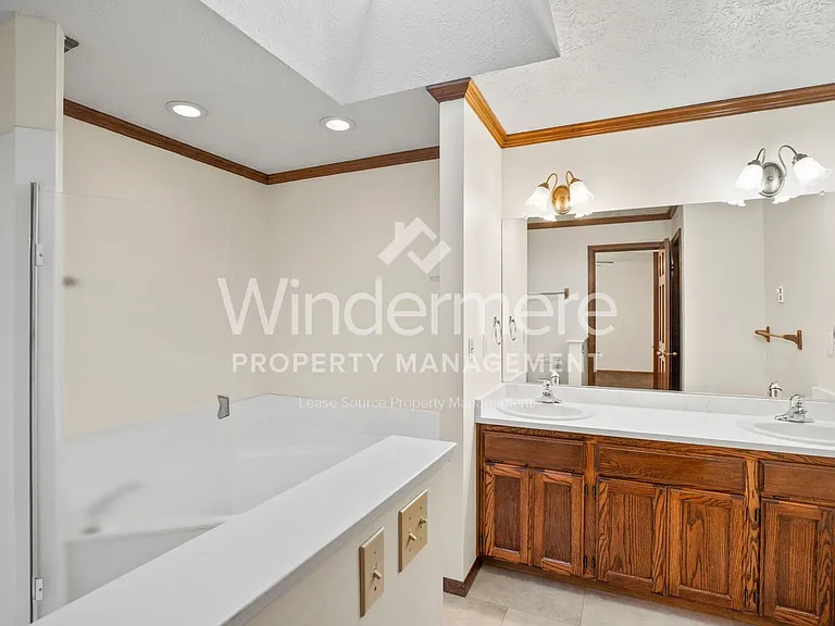 10435 N Iroquois Ct — Photo 15