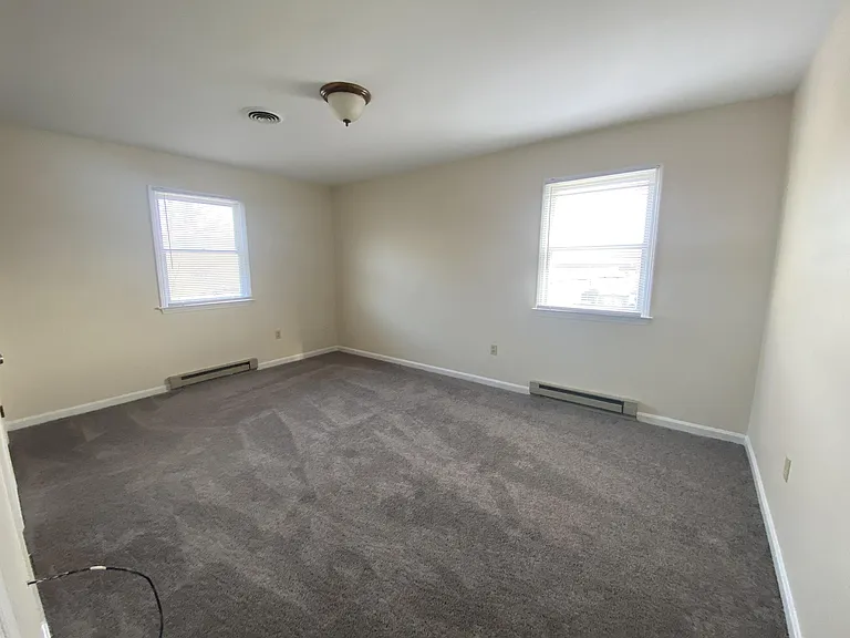 700 Thomas Ln — Photo 8