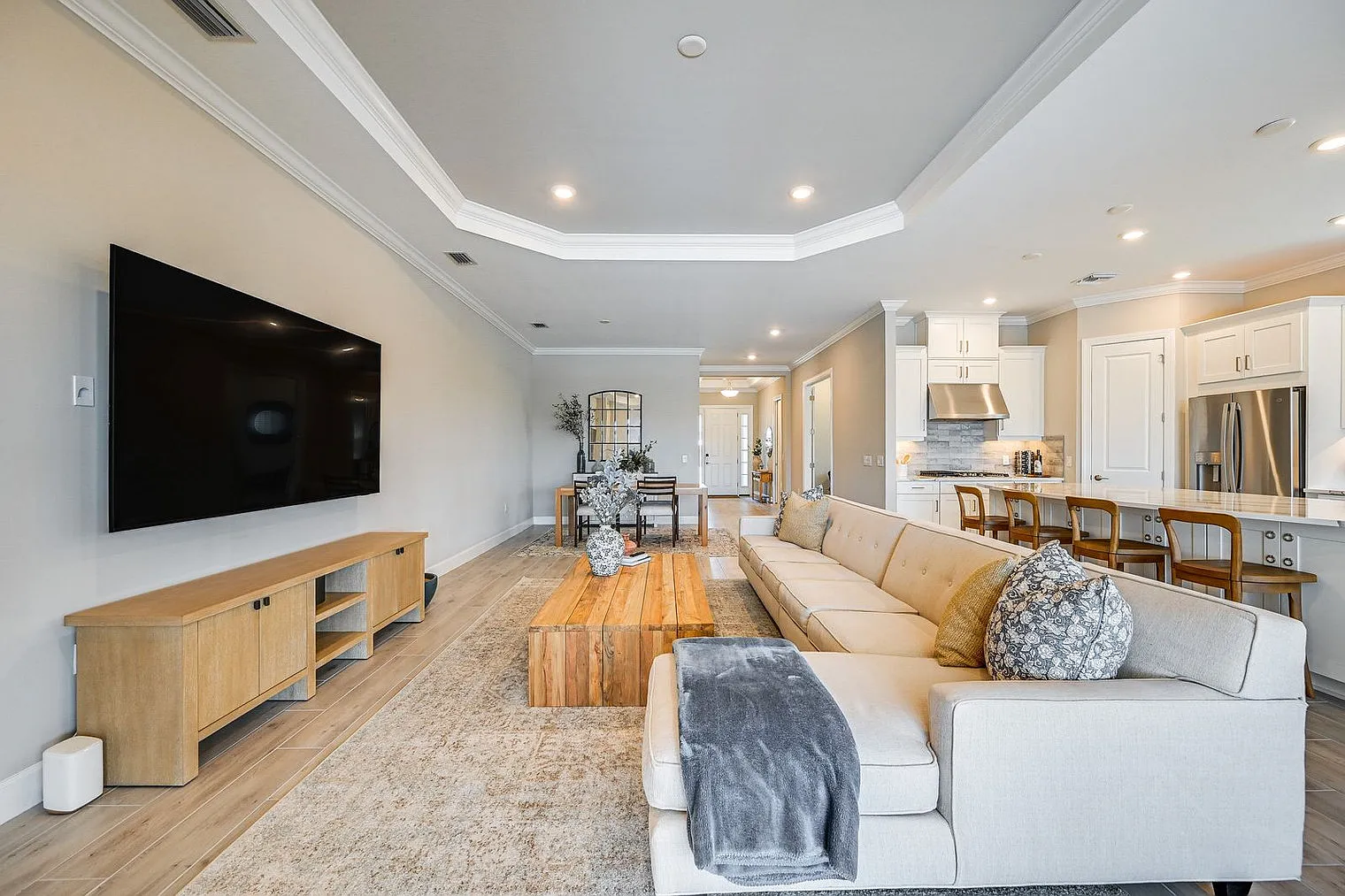 3 bed, 3.0 bath, 2368 sqft, $12,644 — Photo 3