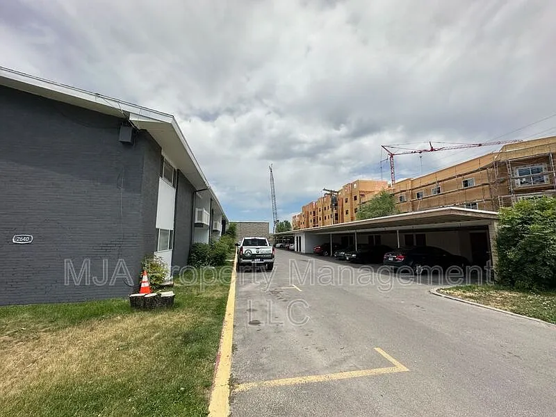 2 bed, 1.0 bath, 965 sqft, $1,195 — Photo 2