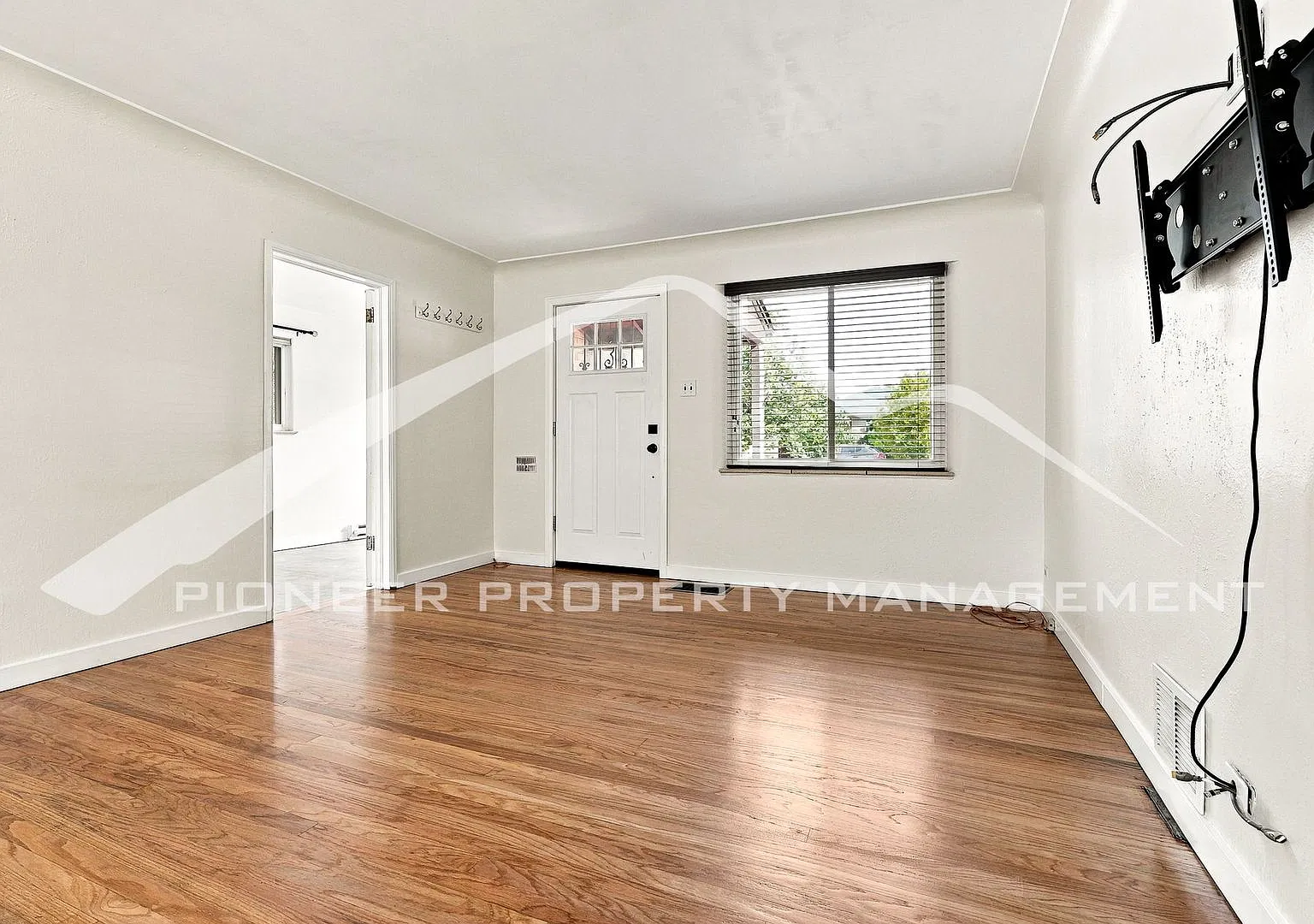 Gorgeous Home with Washer/Dryer and Central AC — Photo 3