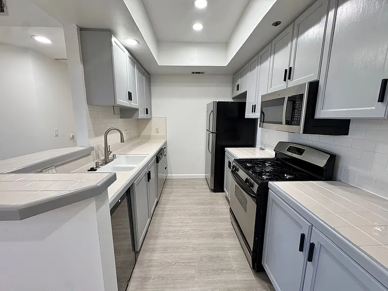 8915 Burton Way — Photo 11