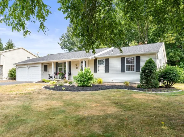 706 Close Cir, Webster, NY 14580