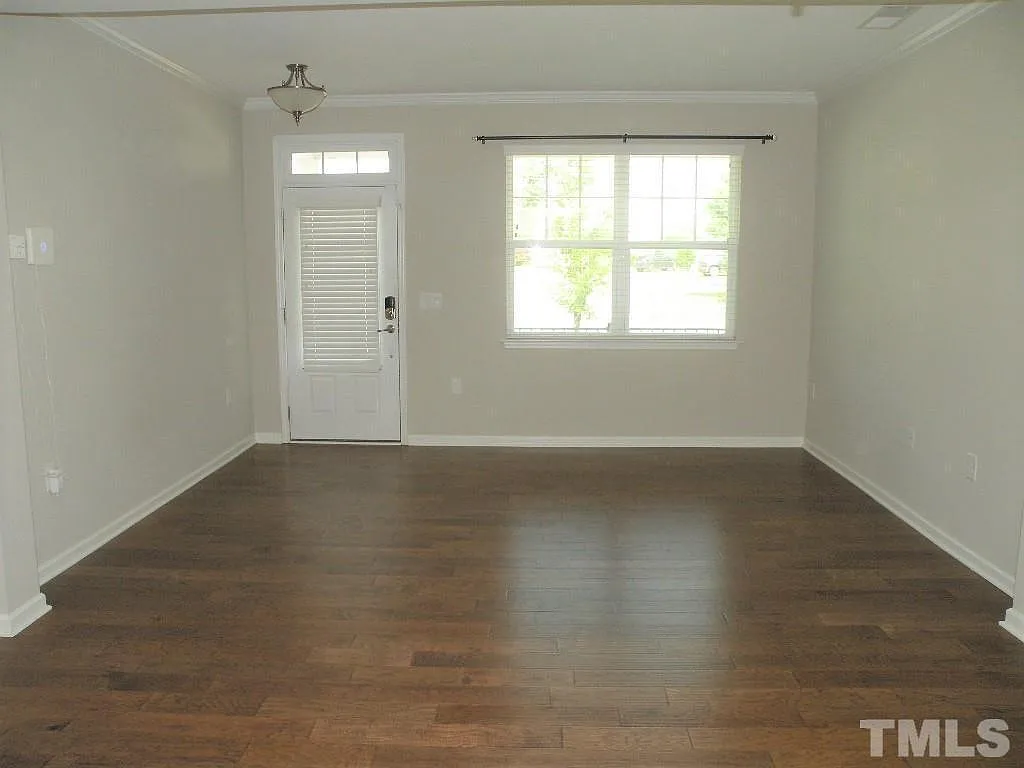 5 bed, 2.5 bath, 2349 sqft, $2,695 — Photo 4