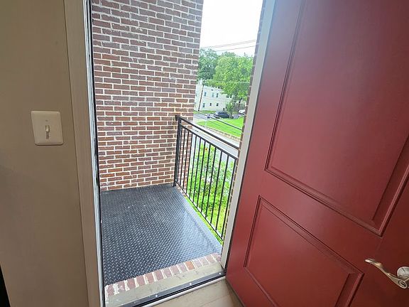 1413 MORRIS ROOM 2 BALCONY 1_08172024