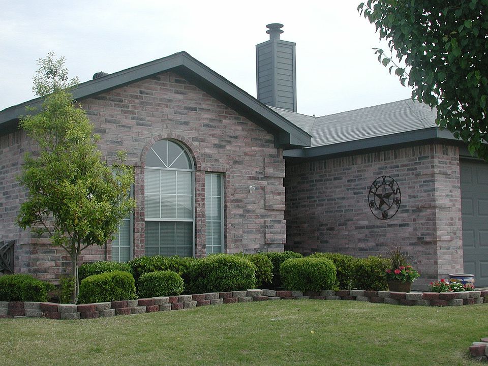 Beautiful Drive-up with lush landscaping!