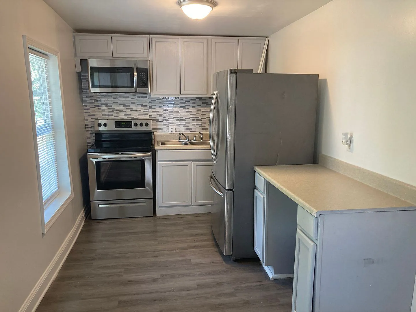 3 bed, 2.0 bath, 902 sqft, $1,499 — Photo 4