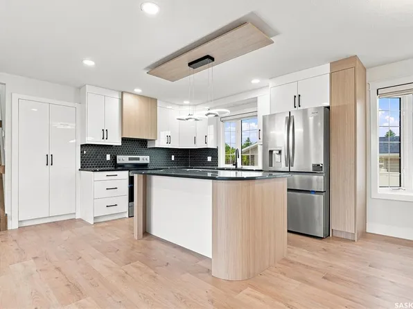 702 McKercher DRIVE, Saskatoon, SK S7H 3W7