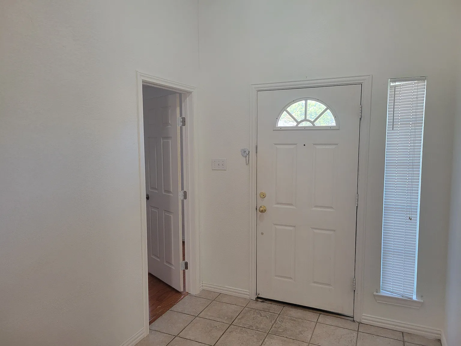 5 bed, 1820 sqft, $2,499 — Photo 2