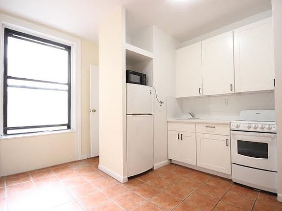 2nd image of 221 E 58th St APT 3W