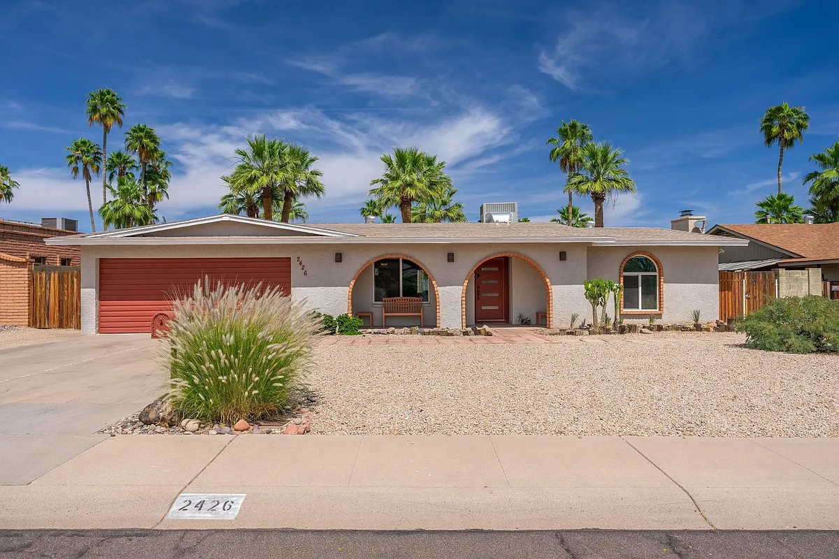 Building Photo - 2426 E Sahuaro Dr