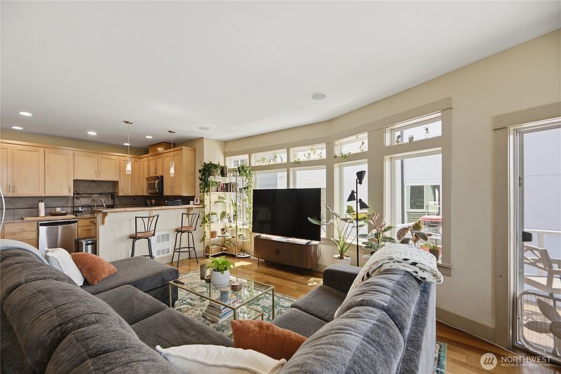 3rd image of 2540 14th Avenue W