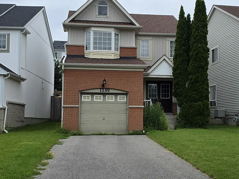 1299 Ashgrove Cres — Photo 1