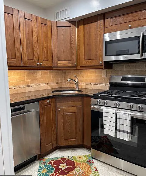 61 G St SW #B — Photo 9