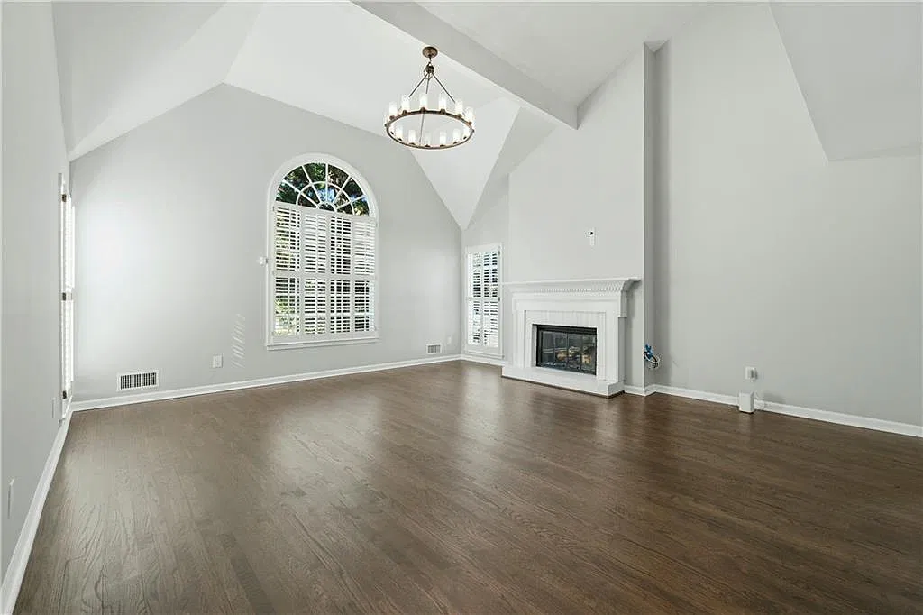 3 bed, 2.5 bath, 2273 sqft, $4,350 — Photo 2