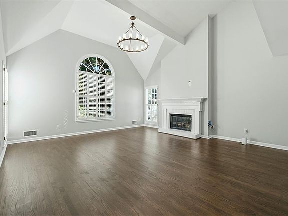 2nd image of 1122 Club Trce