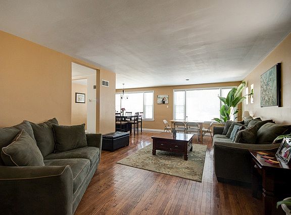 2nd image of 2915 W Balmoral Ave