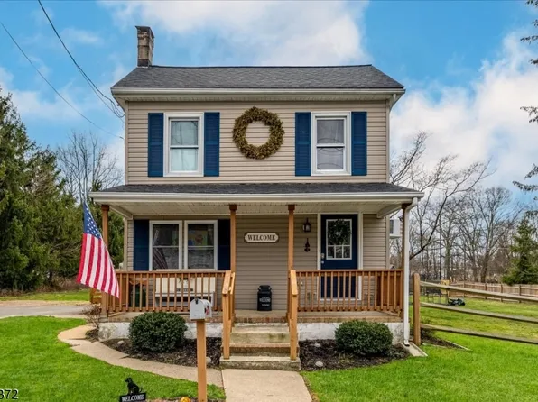 10 Smith St, Hampton Boro, NJ 08827