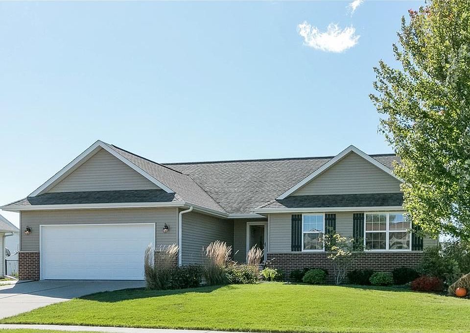 1st image of 930 Fox Valley Dr