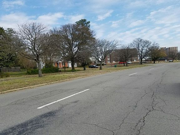 5th image of 1013 Willow Lawn Dr