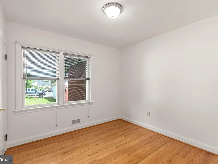 16 Homestead St — Photo 12