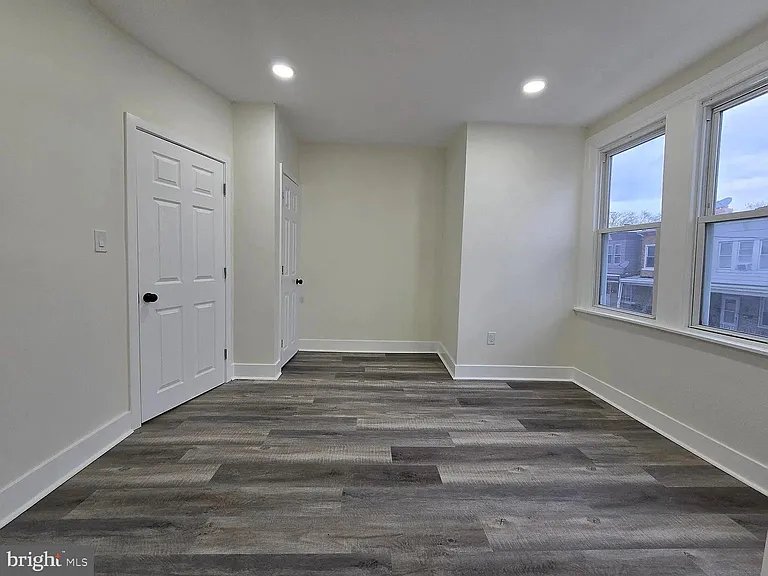 962 Carver St — Photo 6