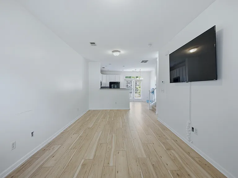 205 Azteca Dr — Photo 4